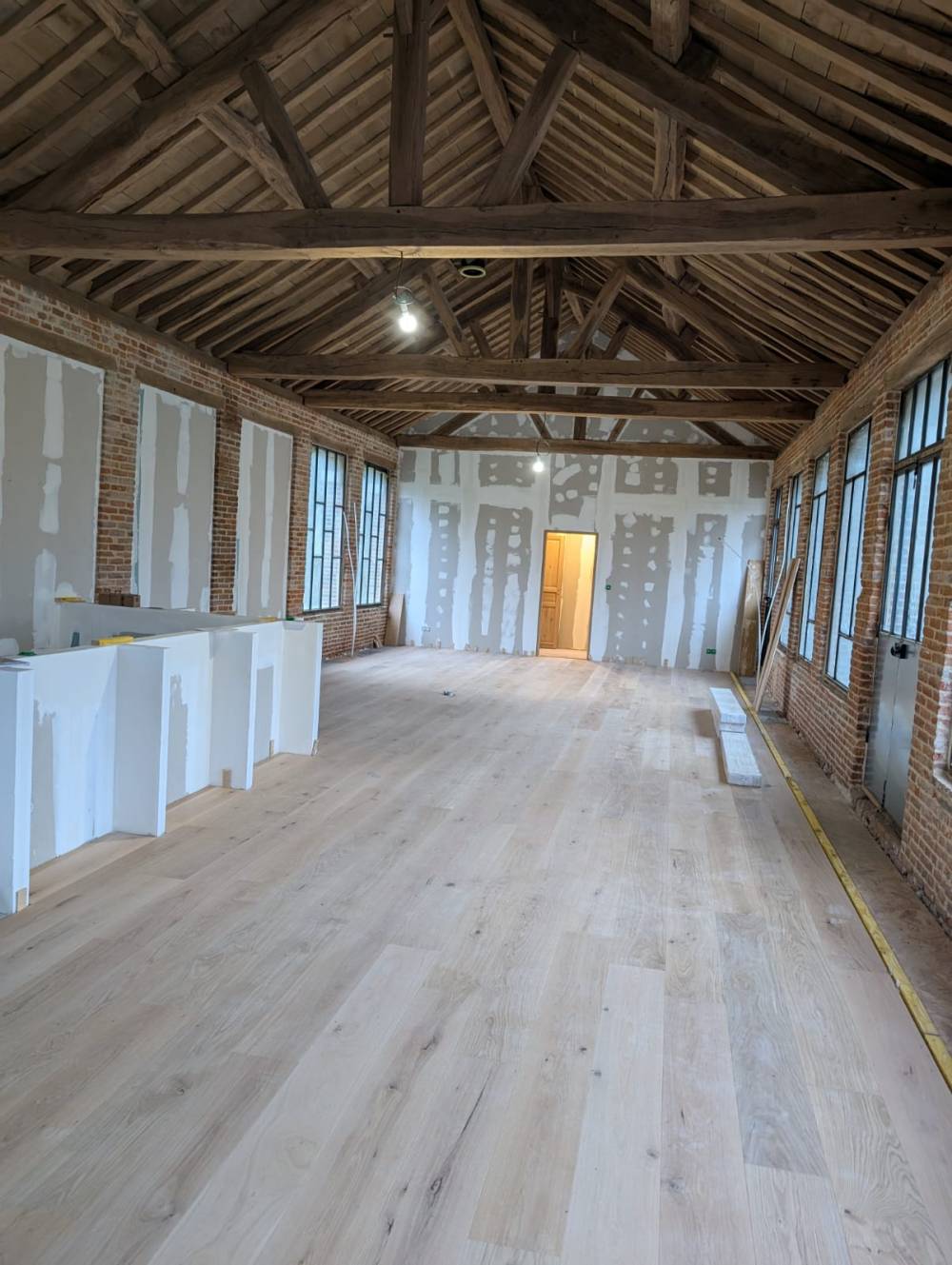 Charpente en bois apparent près de Bourg Achard